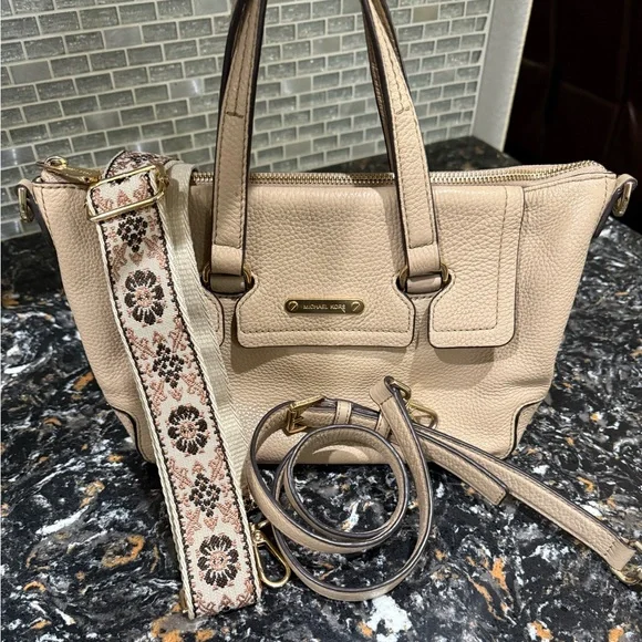 Michael Kors McKenzie 
Satchel/Crossbody Bag - Picture 3 of 16